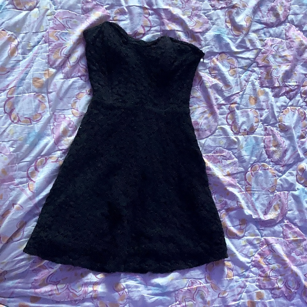 Sexy black lace dress! 0 stains 0 rips, zip down the side! by Forever 21!